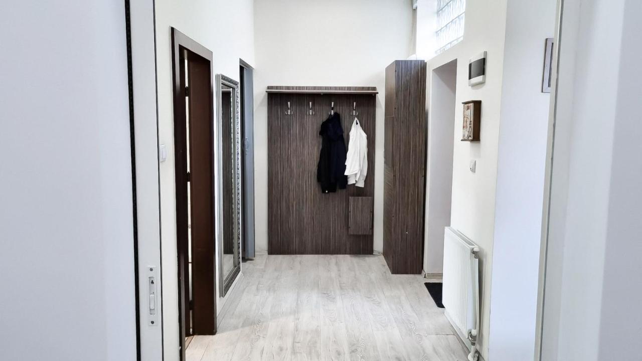 Simi Central Apartment Nagyvárad Kültér fotó