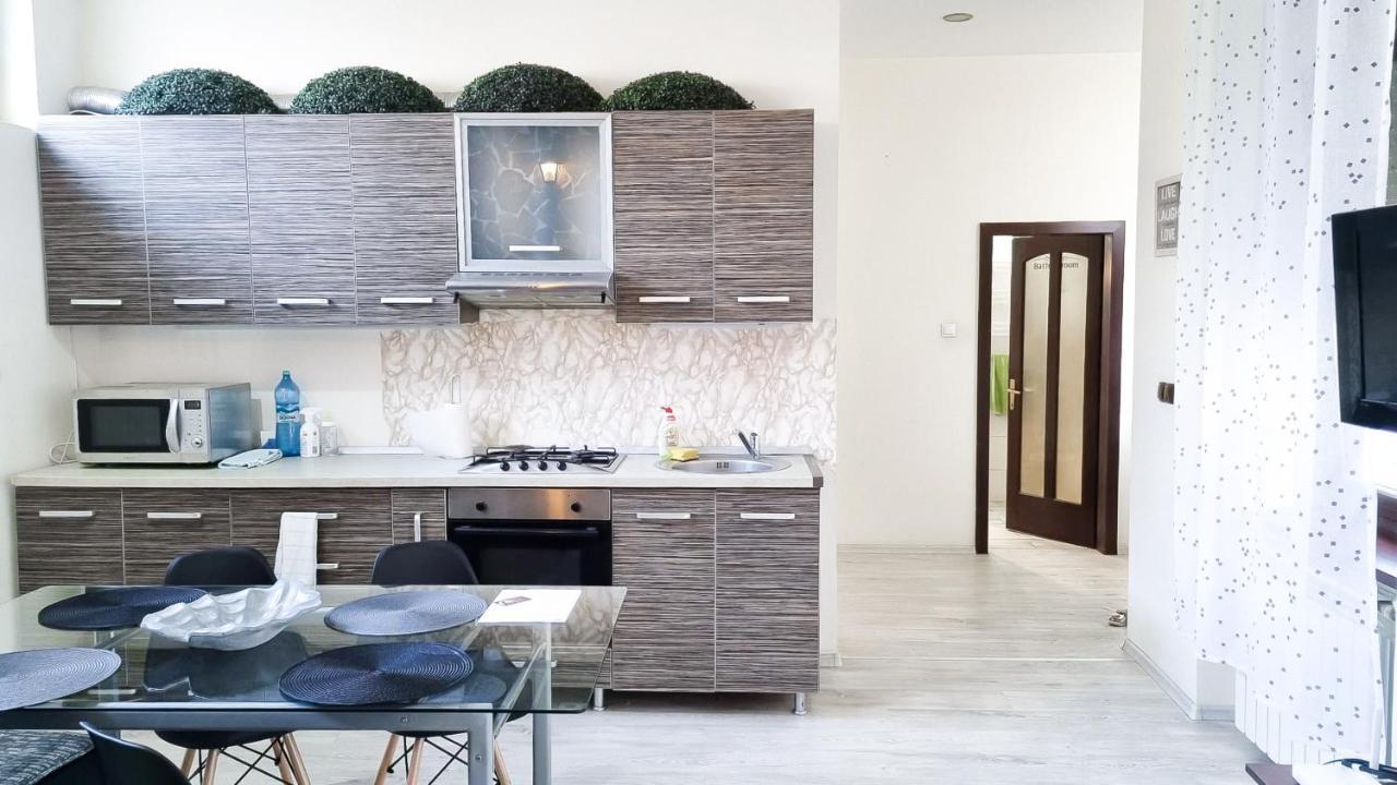 Simi Central Apartment Nagyvárad Kültér fotó