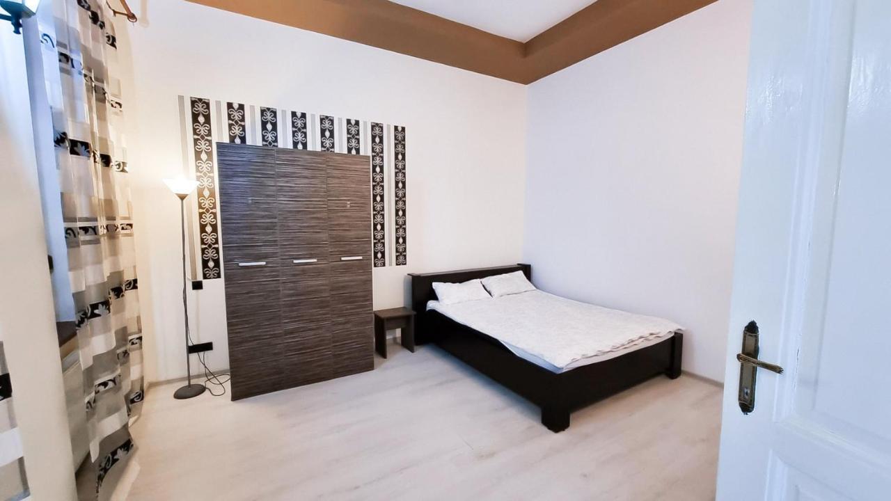 Simi Central Apartment Nagyvárad Kültér fotó