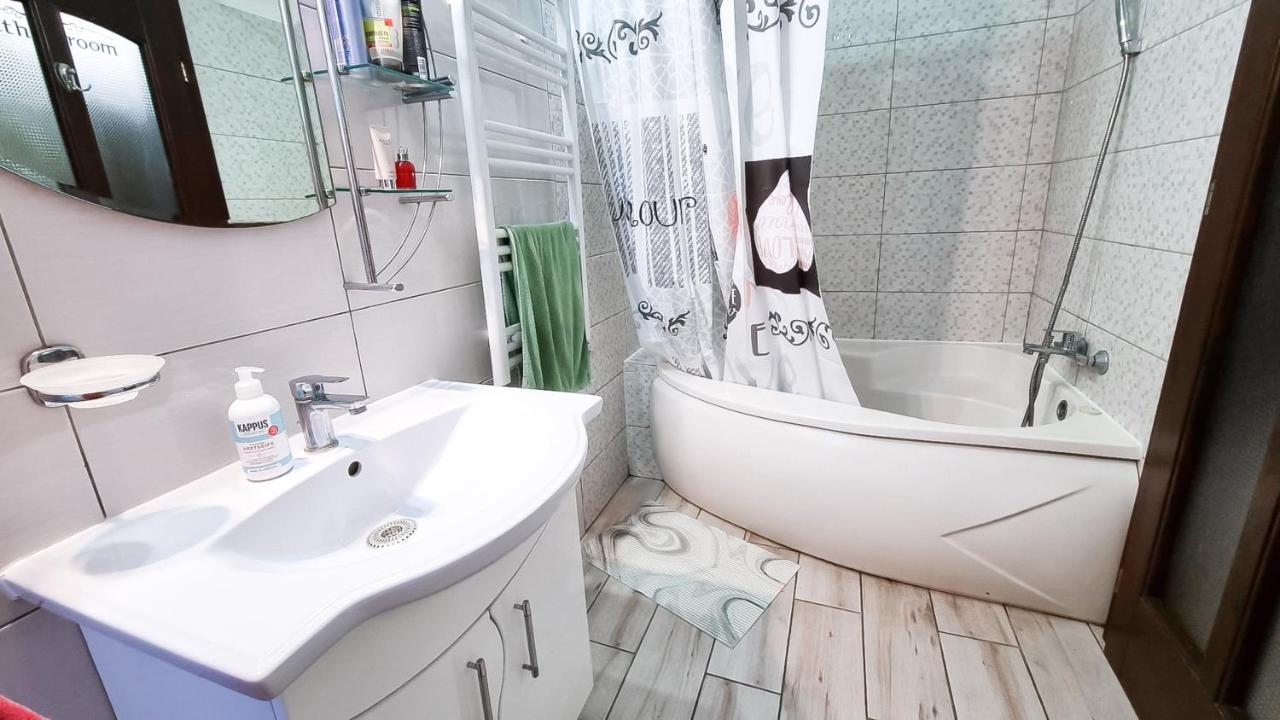 Simi Central Apartment Nagyvárad Kültér fotó